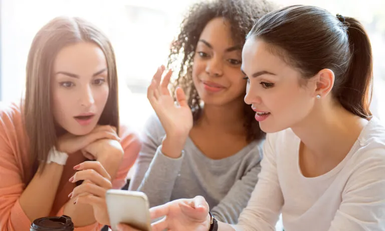 Boca a Boca: O Poder da Recomendação para Impulsionar Seu Negócio O marketing boca a boca é uma das estratégias mais eficazes para gerar autoridade e confiança de forma orgânica. As pessoas confiam mais nas recomendações de amigos e conhecidos do que em anúncios tradicionais. Para que sua marca seja mencionada pelas razões certas, é essencial investir em experiência do cliente, branding e um posicionamento digital sólido. Quer saber como potencializar o boca a boca da sua empresa? Confira no blog! #MarketingDeIndicação #BocaABoca #Branding #ExperiênciaDoCliente #FCruzInfluence #WeMakeItHappen